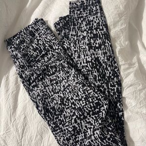 black and white lulu align leggings 28”